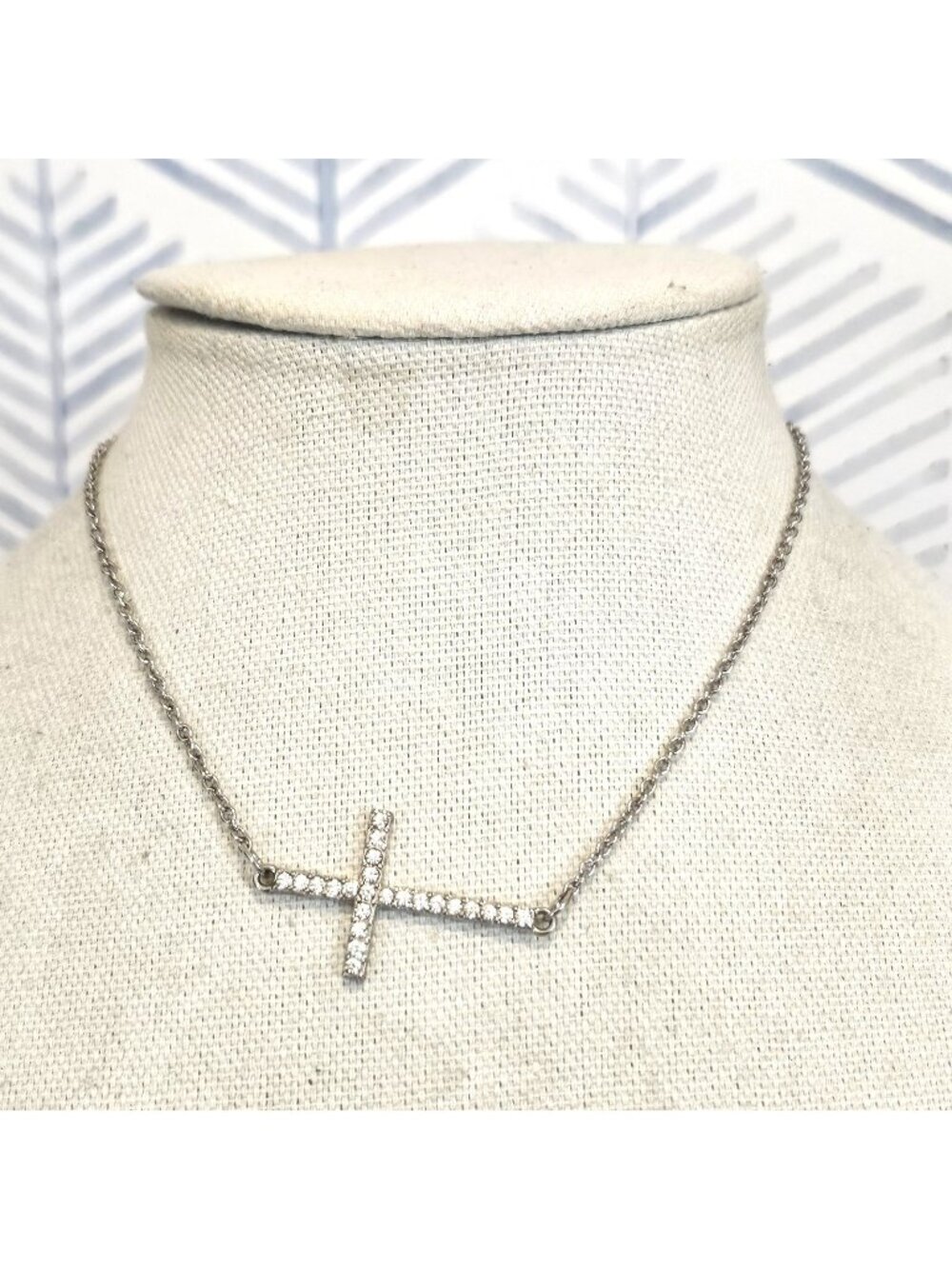 Guess Silver Chain Rhinestone Cross Pendant 15" Collar Statement Necklace New
